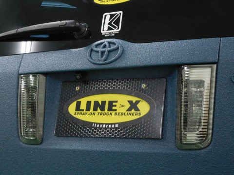 サクシード　LINE-X　トヨタマーク・ナンバーポケット周辺